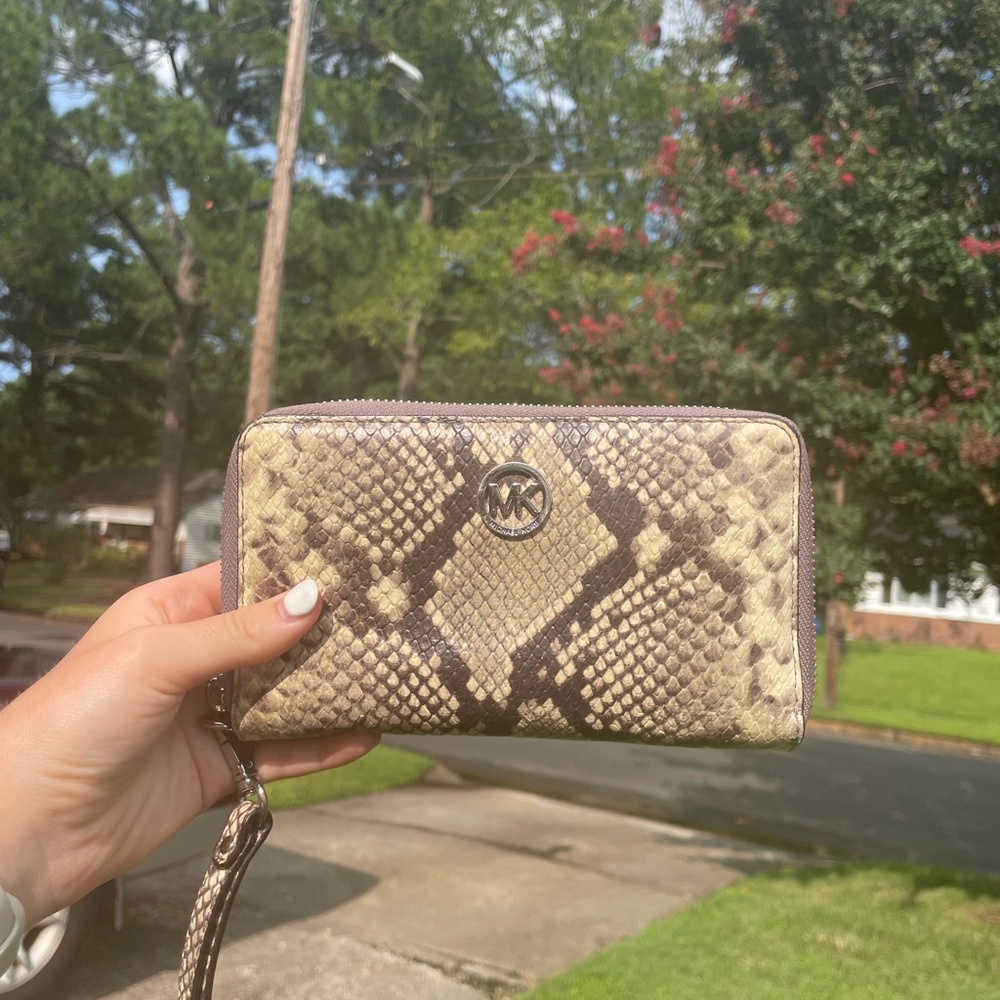 Micheal kors wallet with strap